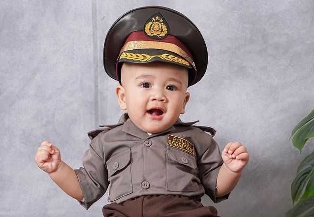 kostum polisi ala Cipung